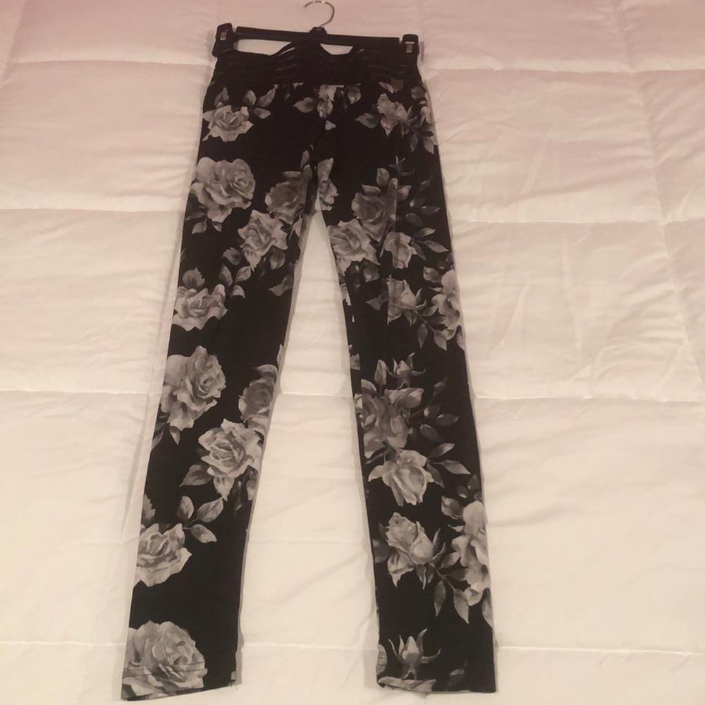 Cute Booty lounge black white flower medium m love